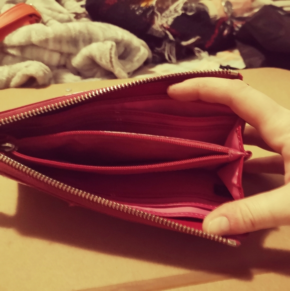 COACH JULIA PATENT SLIM ZIP AROUND WALLET - Picture 4 of 5